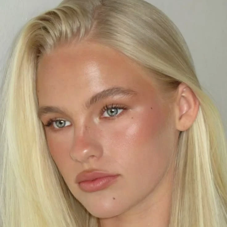 El maquillaje glow busca imitar la forma en que la luz incide naturalmente sobre el rostro. 