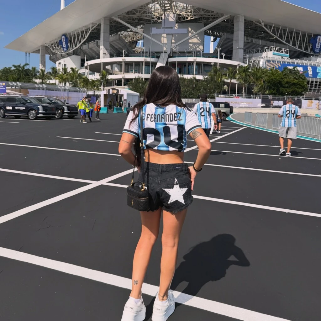 Completó el look con una minibag negra con detalles dorados, logrando una propuesta relajada, ideal para una jornada de estadio.