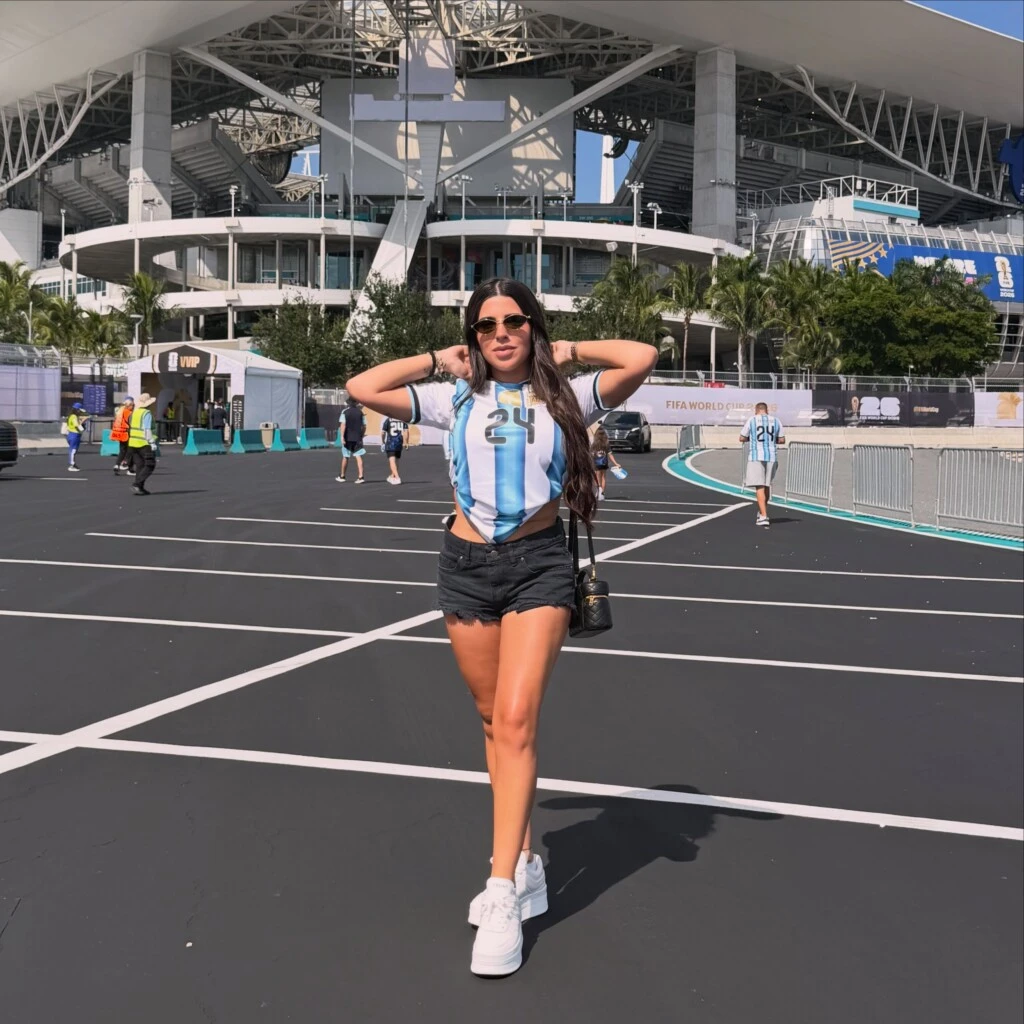 Lució la camiseta oficial de la Selección Argentina con el número 24 de Enzo Fernández arremangada, combinada con un short negro que incorporó una estrella blanca pintada sobre uno de los laterales traseros, un detalle original que le aportó personalidad al estilismo.