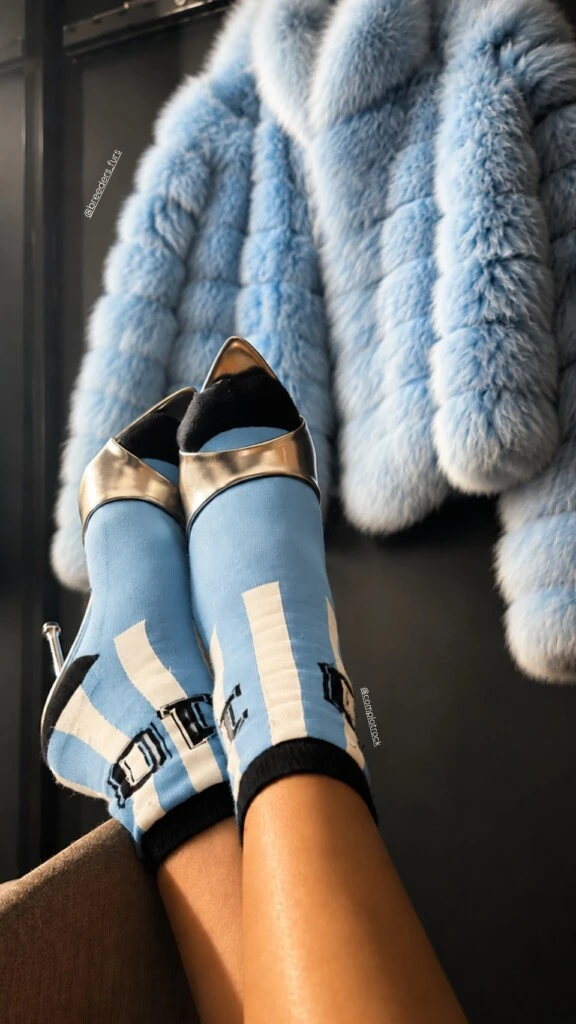 Otro detalle original fueron las medias a rayas celestes y blancas con el número 10 estampado en negro, en homenaje a Lionel Messi. La conductora completó el estilismo con stilettos metalizados en color dorado, que aportaron brillo y un toque de glamour.