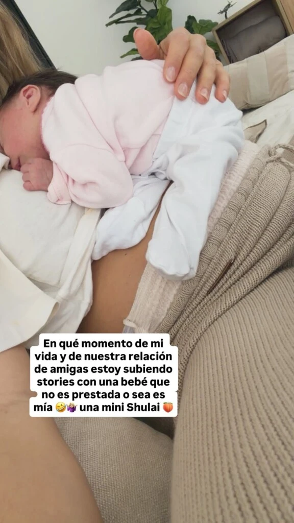  “¿En qué momento de mi vida estoy subiendo stories con una bebé que no es prestada? O sea... es mía”, escribió, todavía asombrada por la nueva realidad que está viviendo.