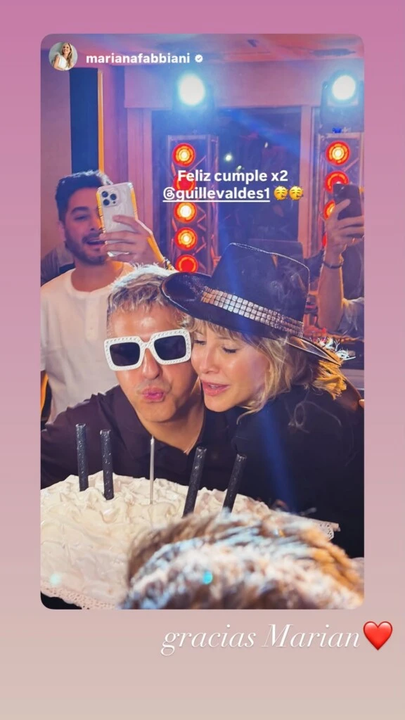 Uno de los momentos más destacados fue cuando, junto al conductor, soplaron las velitas de una de las tortas de cumpleaños, en un clima de alegría y complicidad.