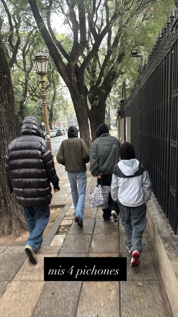 Guillermina reunió a sus cuatro hijos para compartir un almuerzo en un restaurante, donde disfrutaron de una celebración familiar.