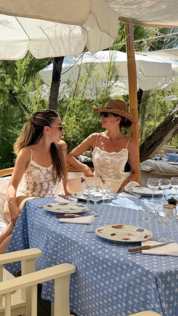 Valentina acompañó la propuesta de su madre con un outfit en la misma gama cromática, aunque con un enfoque más juvenil.