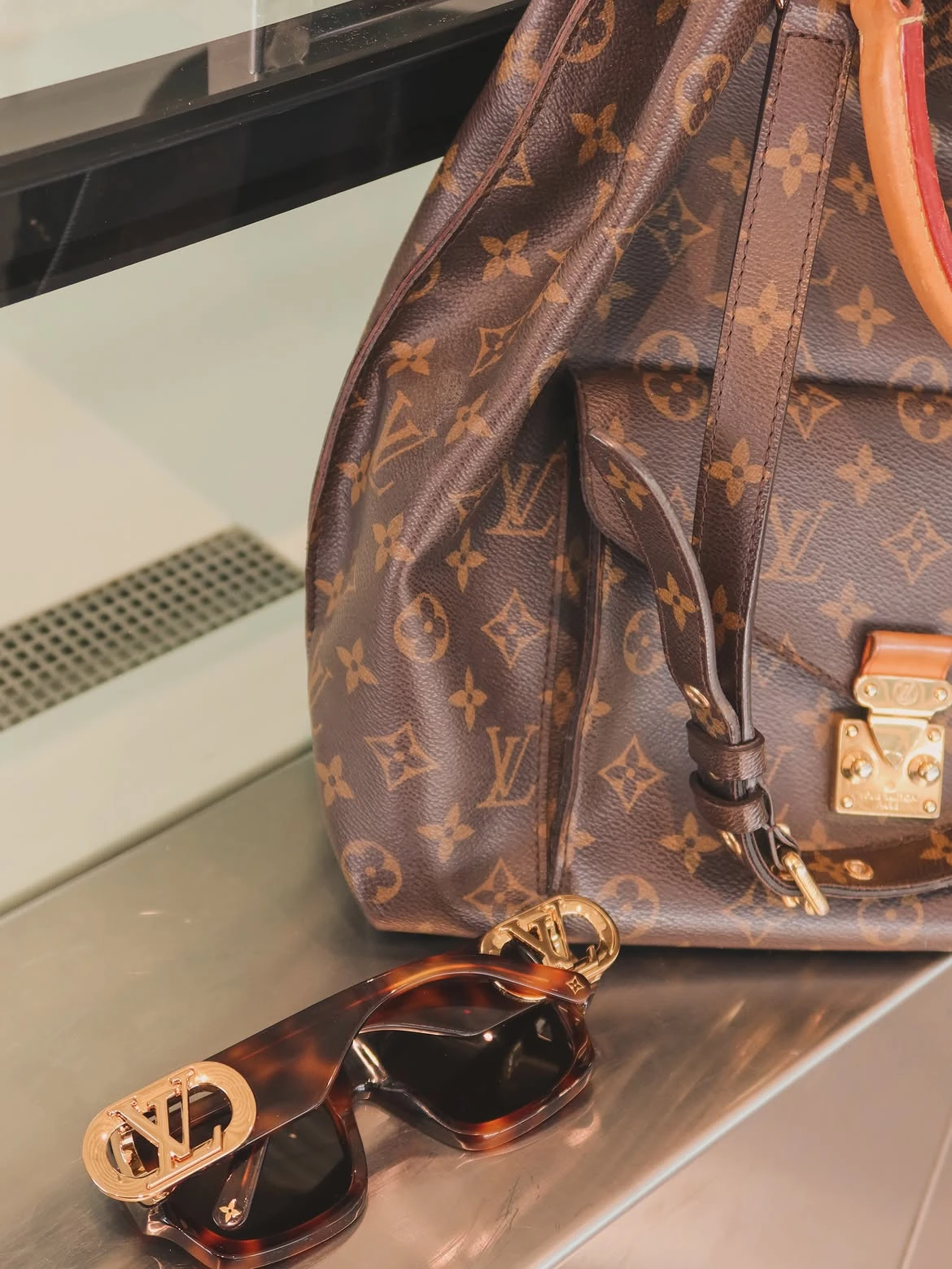 Los accesorios de lujo con los que complementó su look. 