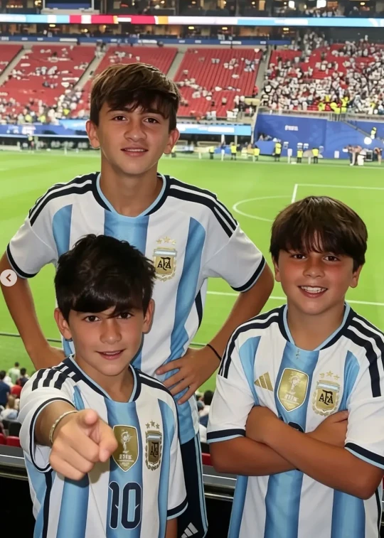 Thiago, Mateo y Ciro Messi alentando a su papá. 