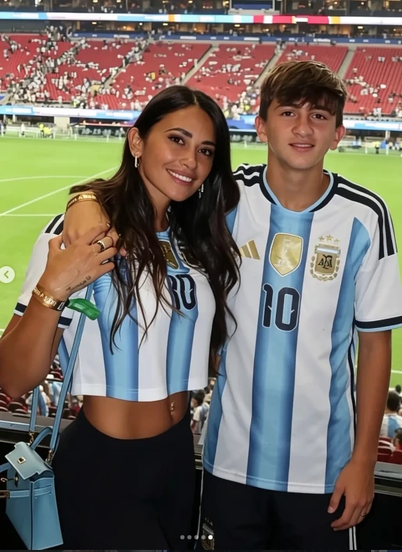 Thiago Messi alentando a su papá. 
