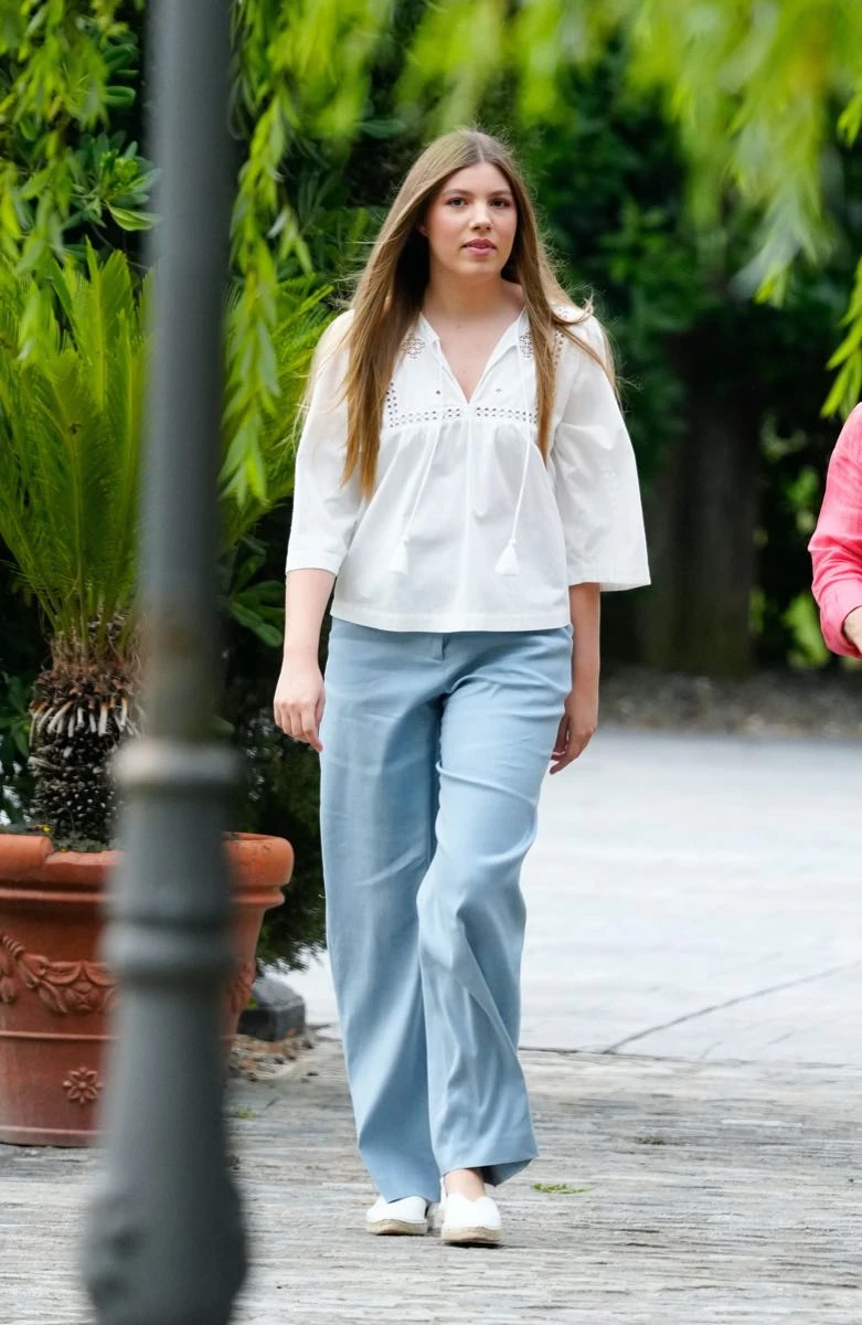 La infanta Sofía llevó un pantalón de lino ancho con una blusa de impronta boho. 