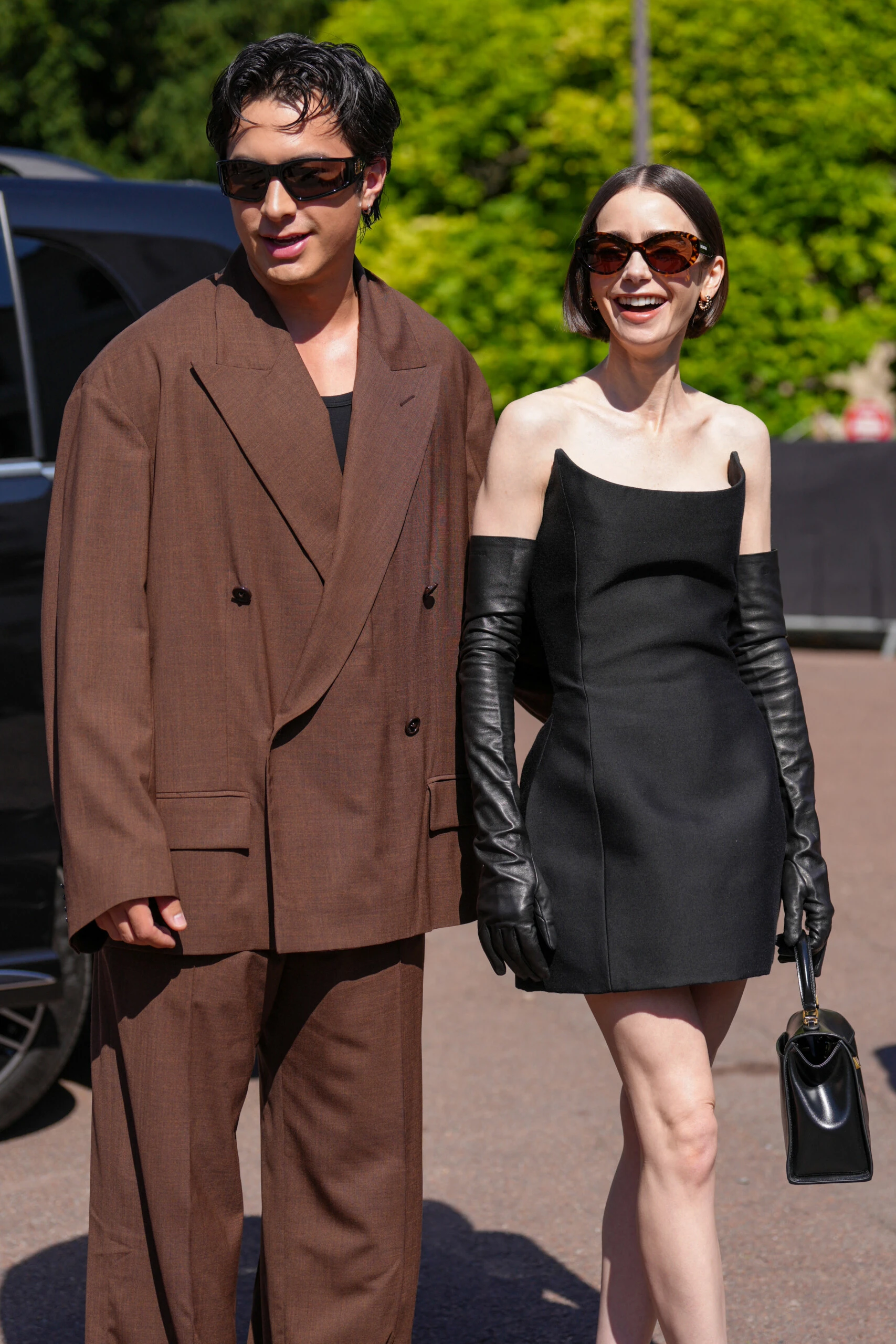 Lily Collins en la Semana de París con un LBD.  