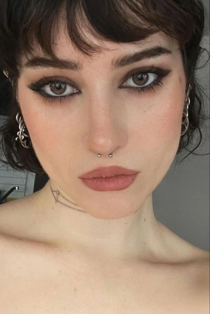 A diferencia del maquillaje con impronta goth, el soft goth deja de lado los acabados completamente mates y apuesta por una base natural con brillo sutil.