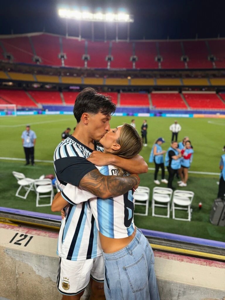 En una de las imágenes aparecen abrazados con el estadio de fondo, mientras que en otra sellan el histórico triunfo con un romántico beso.