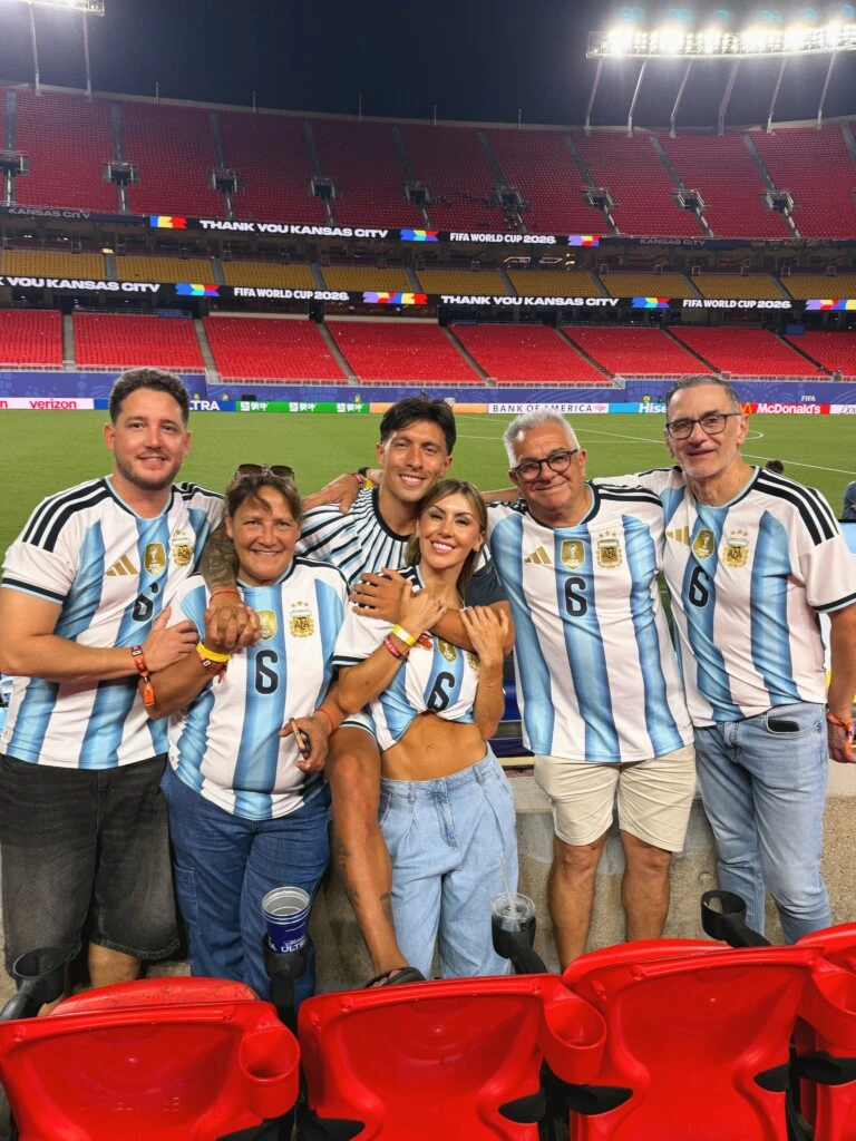 También compartió fotografías junto a familiares de ambos, reflejando el clima de felicidad que se vivió tras la clasificación.