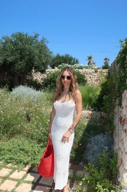 El look de María Vázquez confirma el regreso del vestido tejido para el verano.