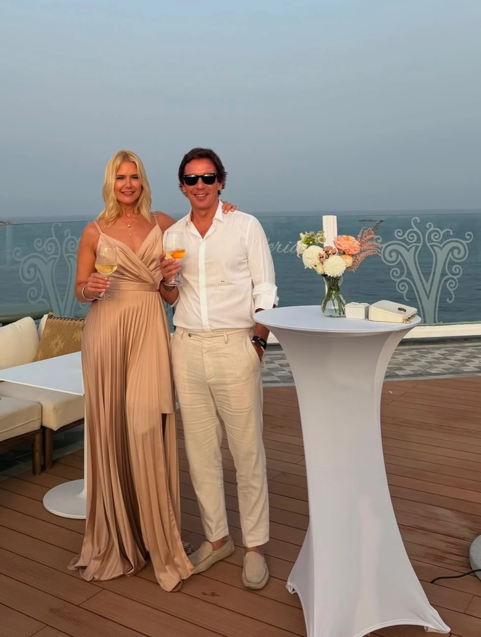 Valeria Mazza deslumbró con un sofisticado vestido plisado en el lanzamiento de su marca de vinos en Ibiza