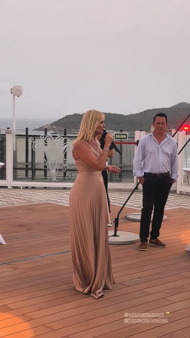 Valeria Mazza deslumbró con un sofisticado vestido plisado en el lanzamiento de su marca de vinos en Ibiza