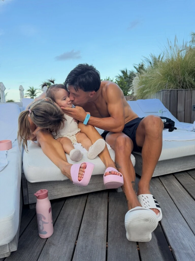 Entre abrazos, besos y sonrisas, las fotografías reflejan la complicidad que construyeron desde la adolescencia, cuando comenzó su relación, y el presente familiar que comparten.
