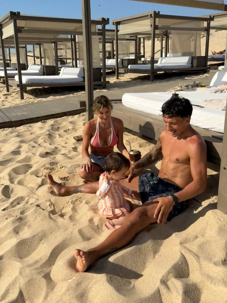 El mensaje estuvo acompañado por un emotivo carrusel de imágenes que recorren distintos momentos de la pareja: celebraciones tras partidos de la Selección Argentina, paseos por la playa, viajes y escenas cotidianas junto a Aurora, la hija de ambos, nacida en marzo de 2025.