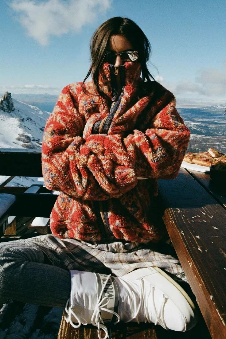 Cómo llevar la campera de estampado alpino de Pampita del esquí a la ciudad