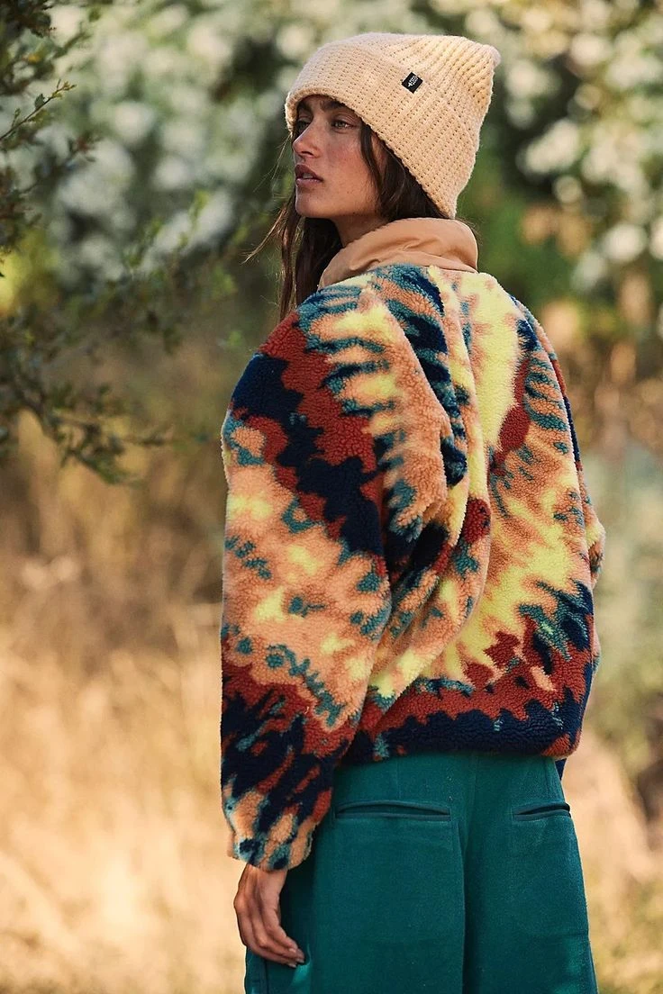 Cómo llevar la campera de estampado alpino de Pampita del esquí a la ciudad