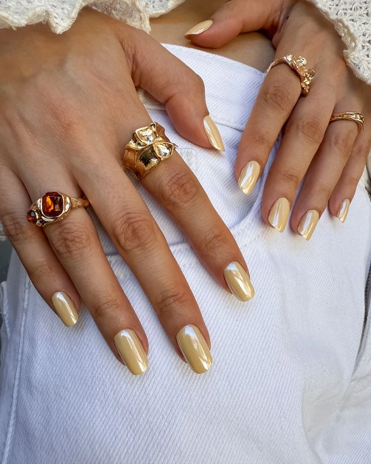 Glazed butter nails: la manicura amarillo manteca con efecto glaseado que conquistará los looks de verano