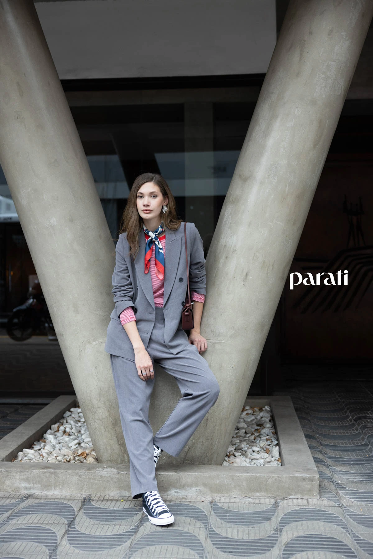 Traje de blazer cruzado y pantalón gris @claraibargurenoficial, remera manga larga rayada @boliviauniverso, pañuelo combinado @perramusoficial, cartera de cuero bordó @mishkabuenosaires y aros flor plateados @ritace.accesorios