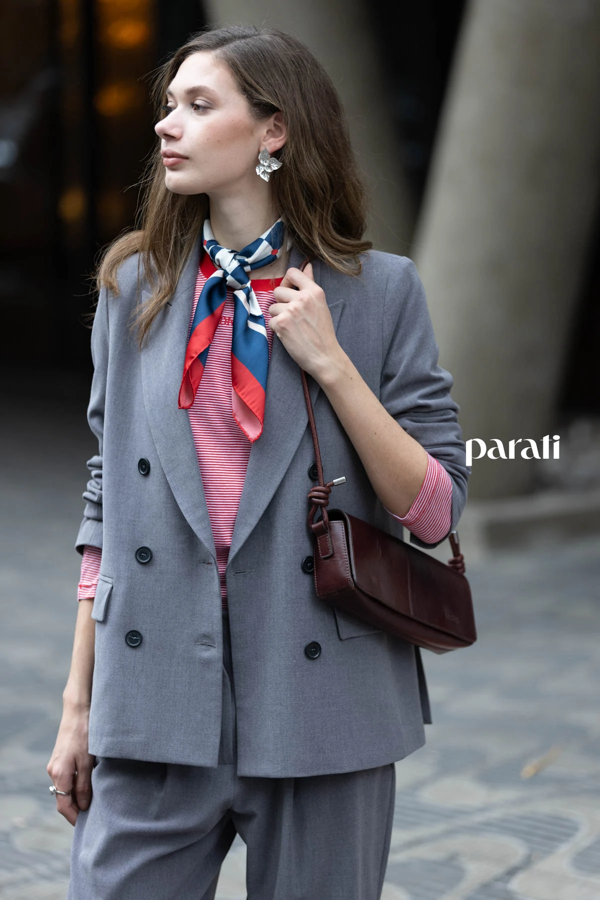 Traje de blazer cruzado y pantalón gris @claraibargurenoficial, remera manga larga rayada @boliviauniverso, zapatillas de lona negra @converse_ar, pañuelo combinado @perramusoficial, cartera de cuero bordó @mishkabuenosaires y aros flor plateados @ritace.accesorios