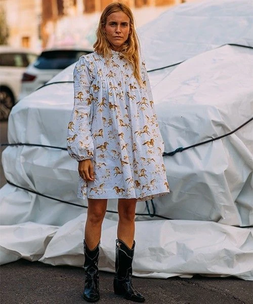 Texanas con vestidos, una combinación boho súper cool. 