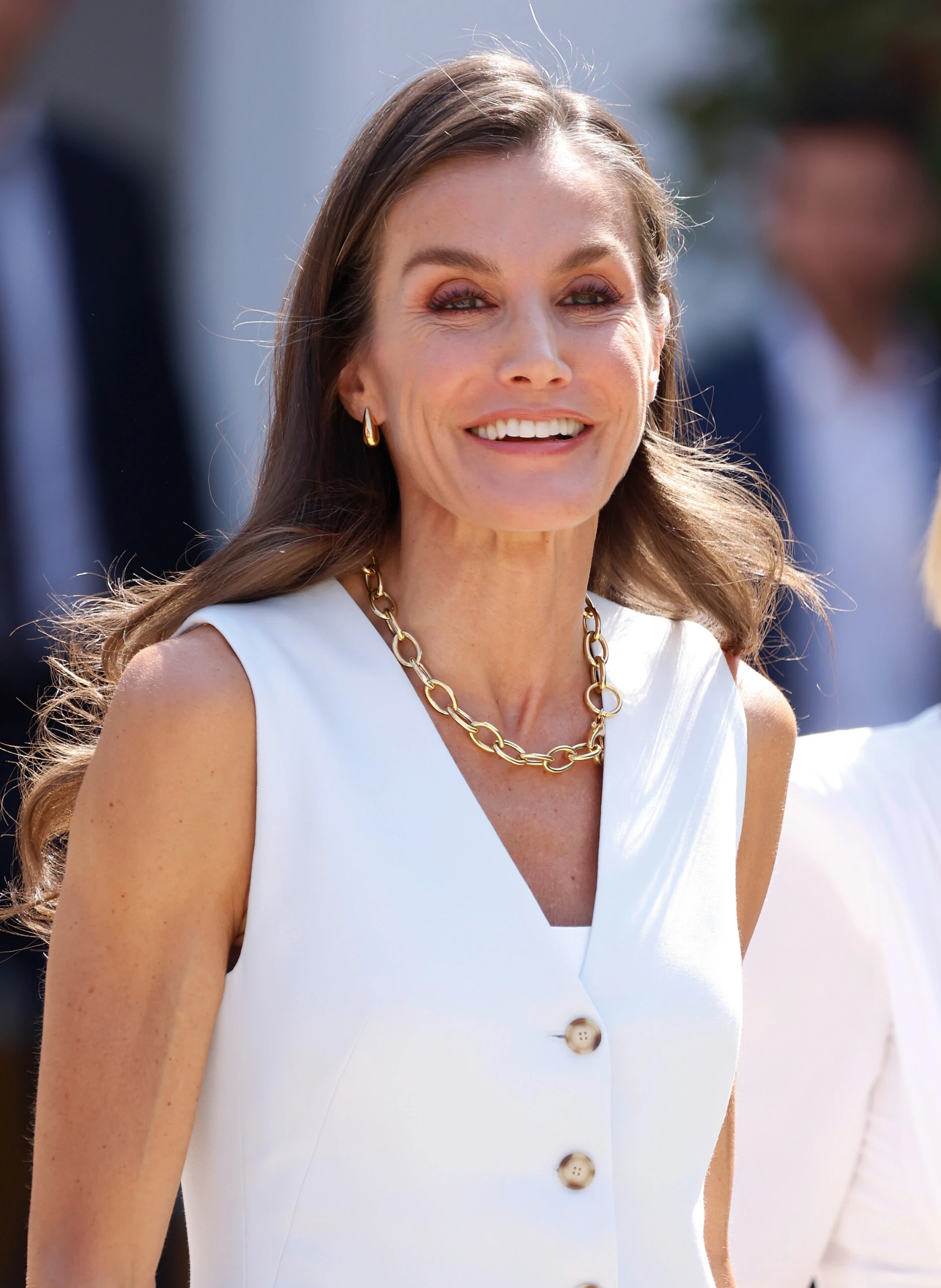 La reina Letizia lució un look de tendencia en Cadiz.