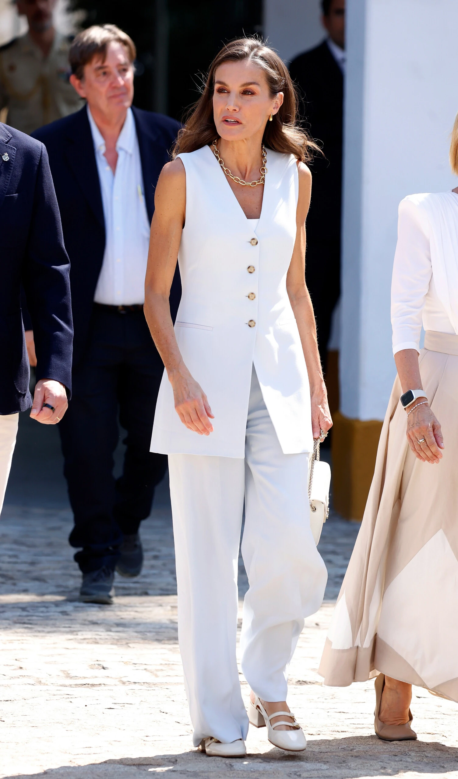 La reina Letizia lució un look de tendencia en Cadiz.