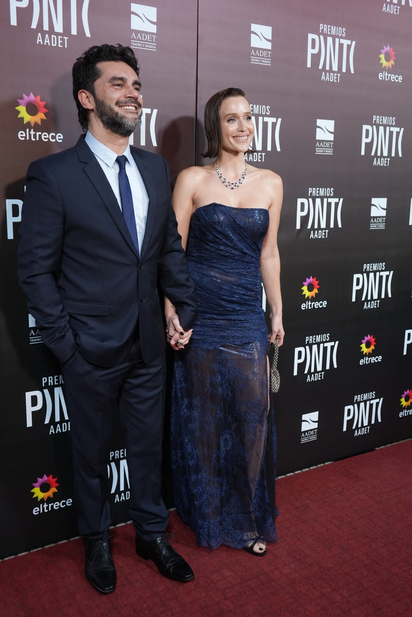 Gonzalo Heredia y Brenda Gandini llevaron looks coordinados en azul marino.