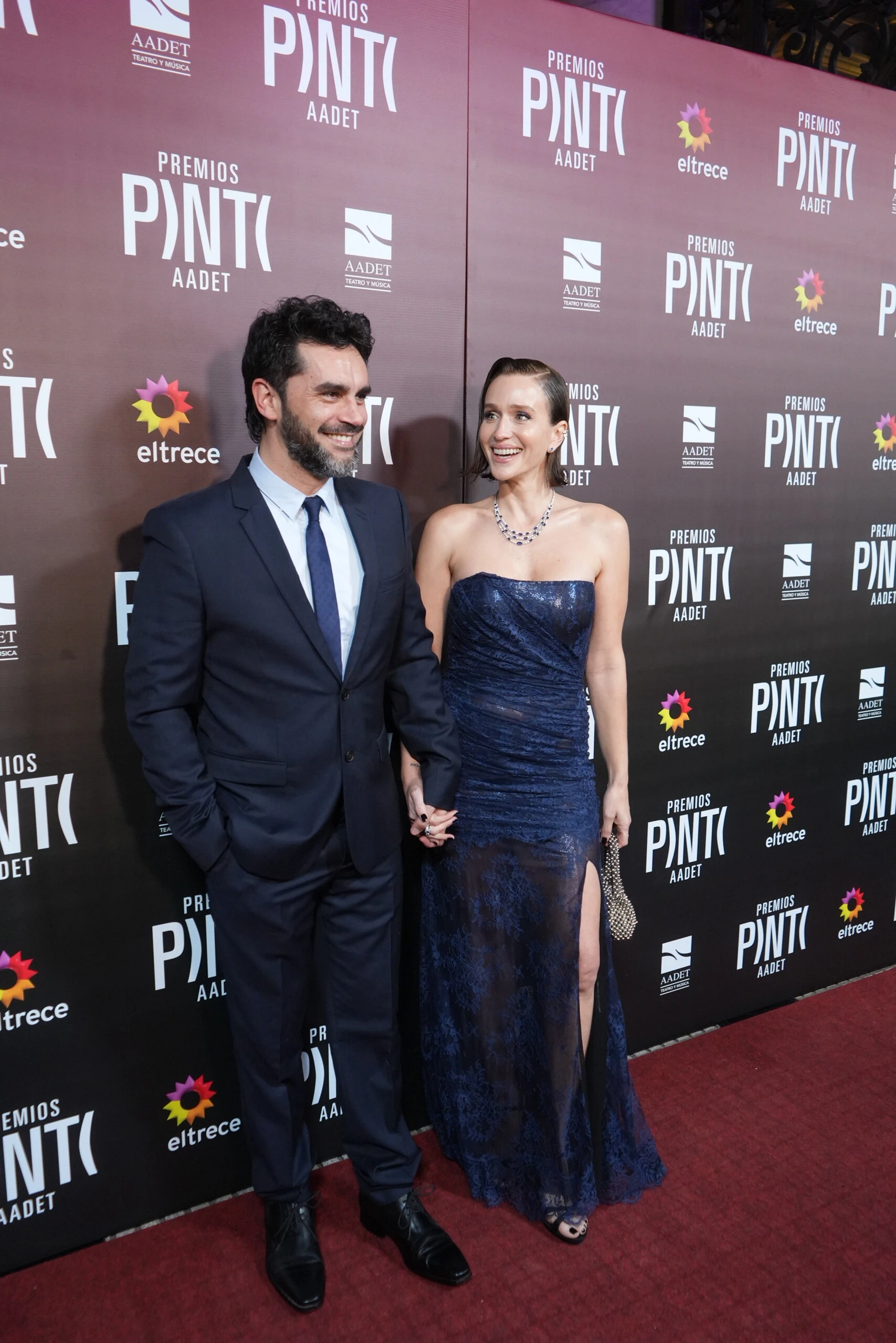 Gonzalo Heredia y Brenda Gandini llevaron looks coordinados en azul marino.