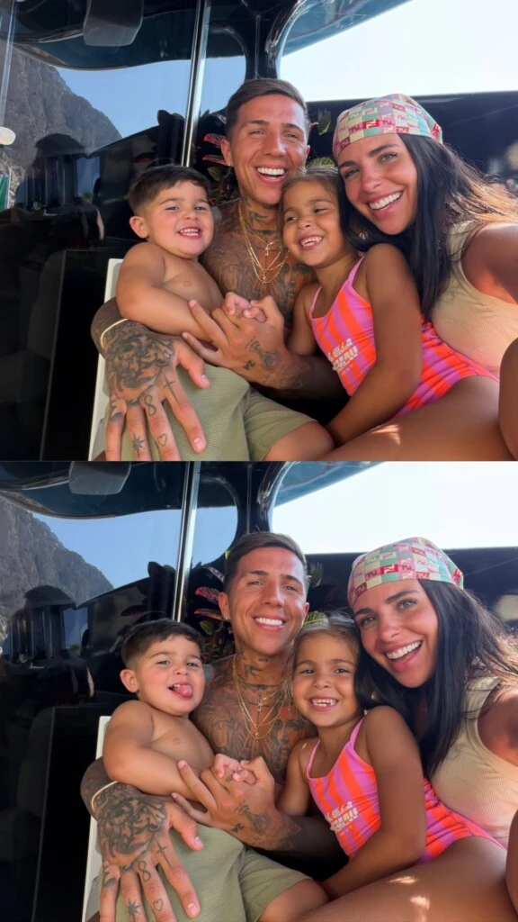 La influencer eligió un pañuelo estampado con monograma en tonos pastel, anudado sobre la cabeza al estilo pirata, una de las formas preferidas por las referentes de moda para proteger el cabello del sol sin resignar estilo.