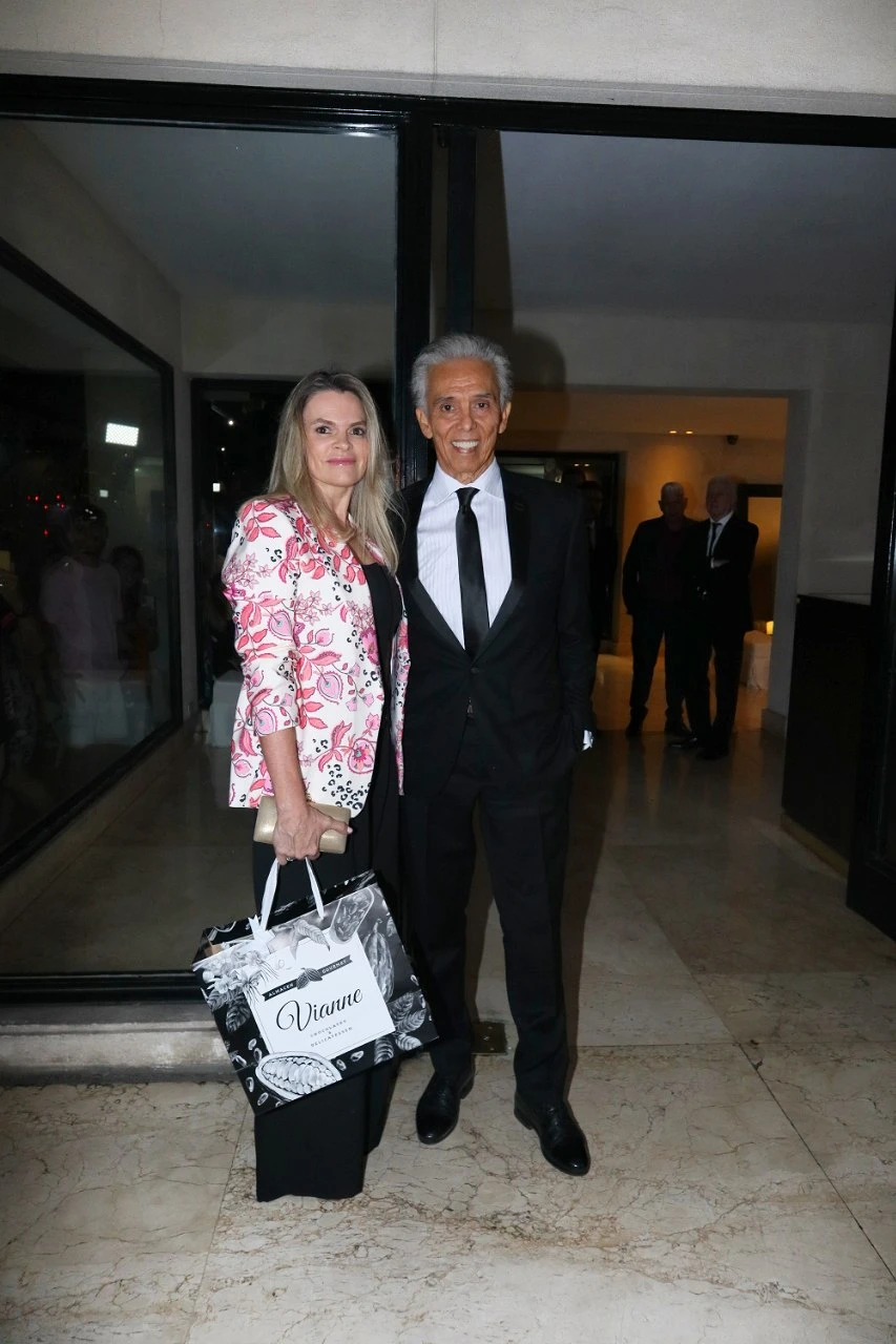Jairo llegó con su novia, Laura. Foto RS Fotos