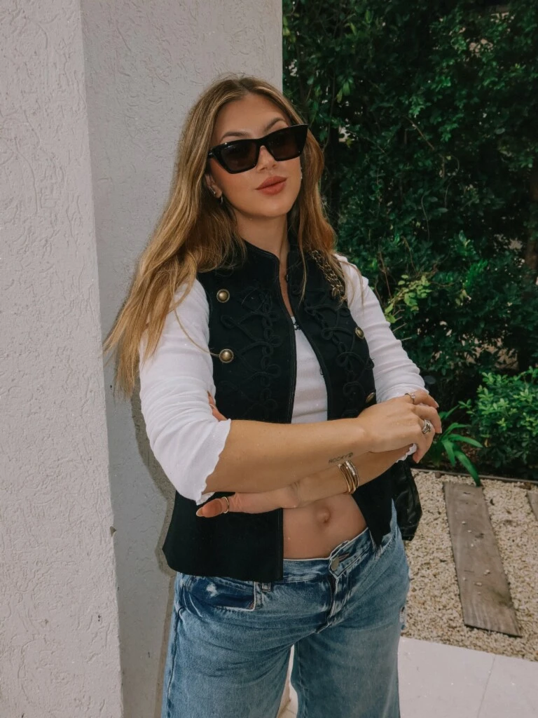 El look de Stephanie Demner. Foto: IG