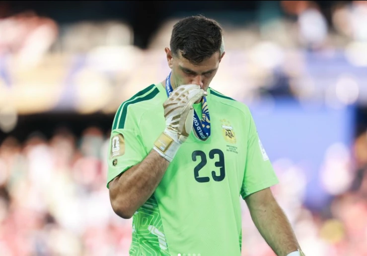 The "Dibu" Martínez kissing the second-place medal.
