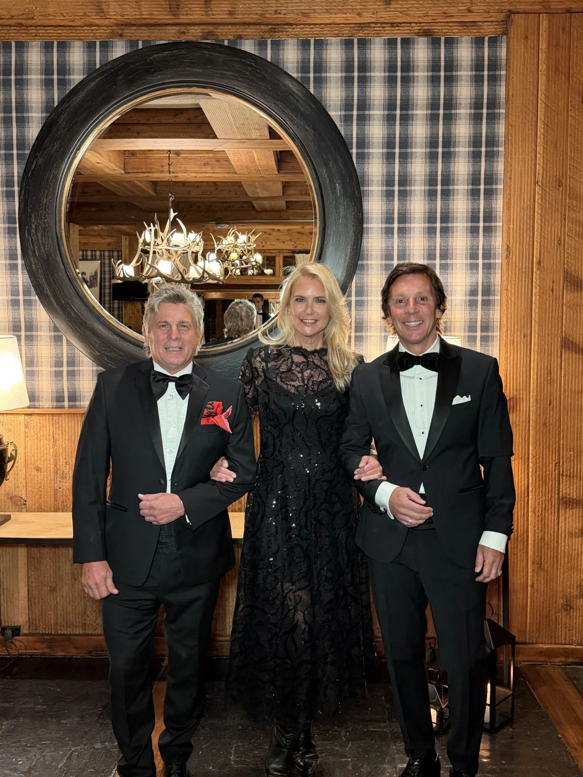 El cumpleañero Pappo Roca, junto a Valeria Mazza y Alejandro Gravier.