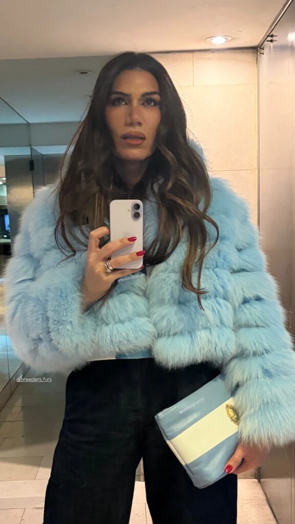 La conductora deslumbró con un imponente tapado de piel sintética en tono celeste pastel, una de las piezas más llamativas de su outfit.