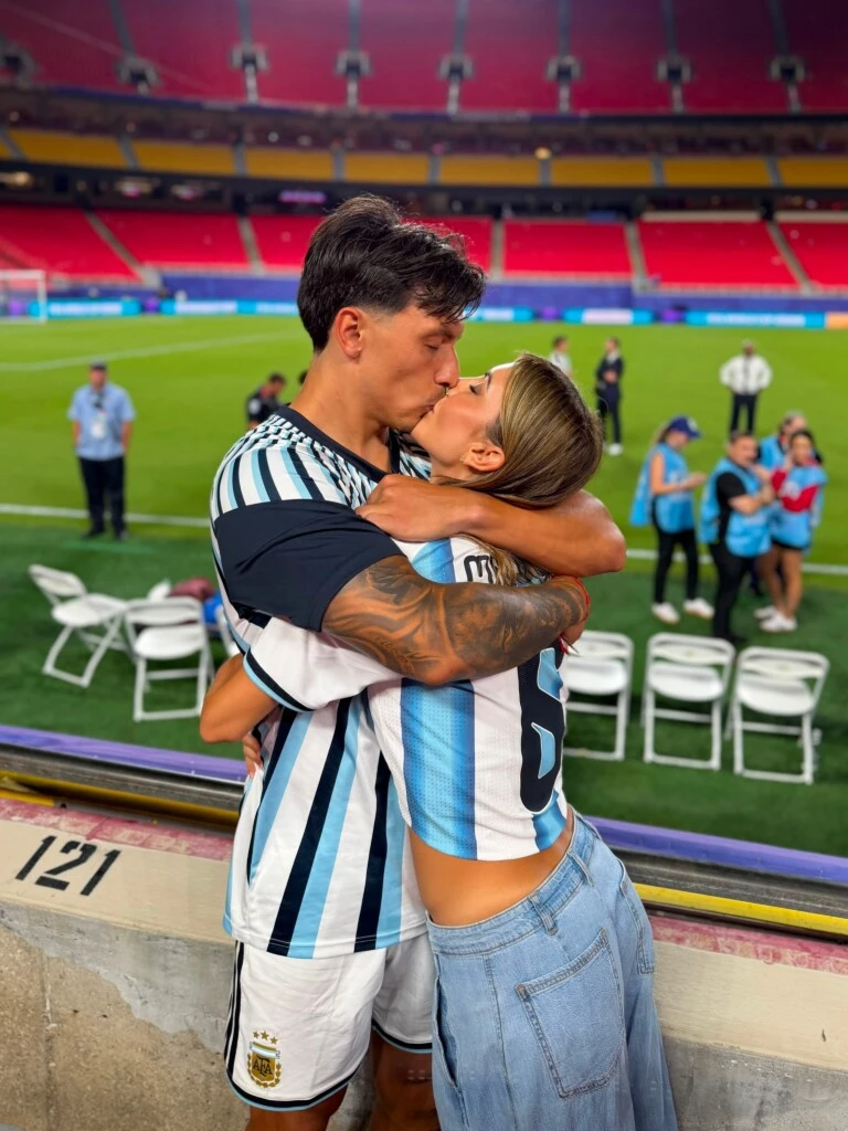 El defensor aprovechó el cumpleaños de su esposa, Muri López Benítez, para dedicarle una profunda declaración de amor que conmovió a sus seguidores.