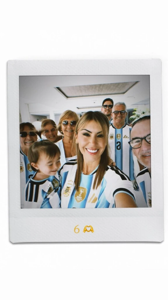 Acompañada por familiares y amigos, posó sonriente en una selfie grupal que reflejó la alegría de estar acompañando a Lisandro en un momento tan especial.