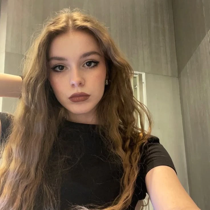 Lejos de la estética dramática que caracterizó al maquillaje gótico tradicional, esta tendencia apuesta por un equilibrio entre la intensidad y la elegancia. 