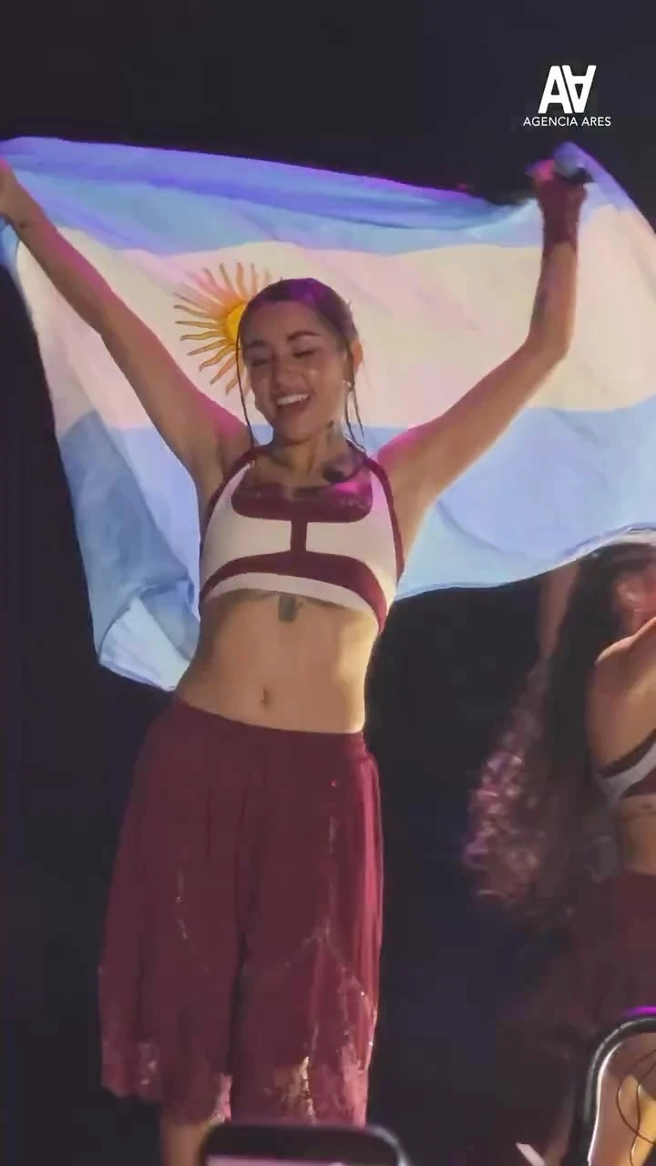 María Becerra waving the Argentine flag on her return to Spain: audience reaction during her show