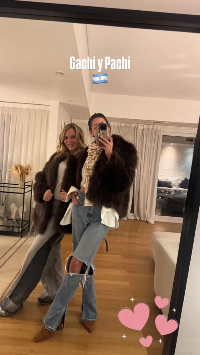 They opted for oversized fur coats, though in different lengths. While Emily chose a cropped version, Rocío favored a longer design, both with voluminous silhouettes and a texture that instantly elevated their outfits.