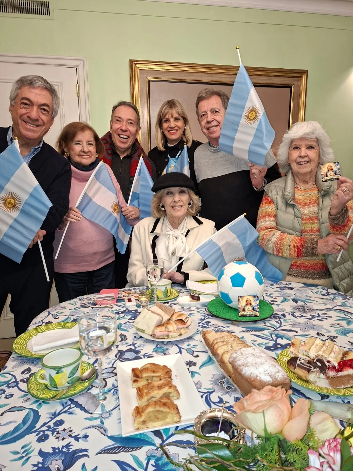 El look de Mirtha Legrand con el accesorio clave del invierno: la boina.