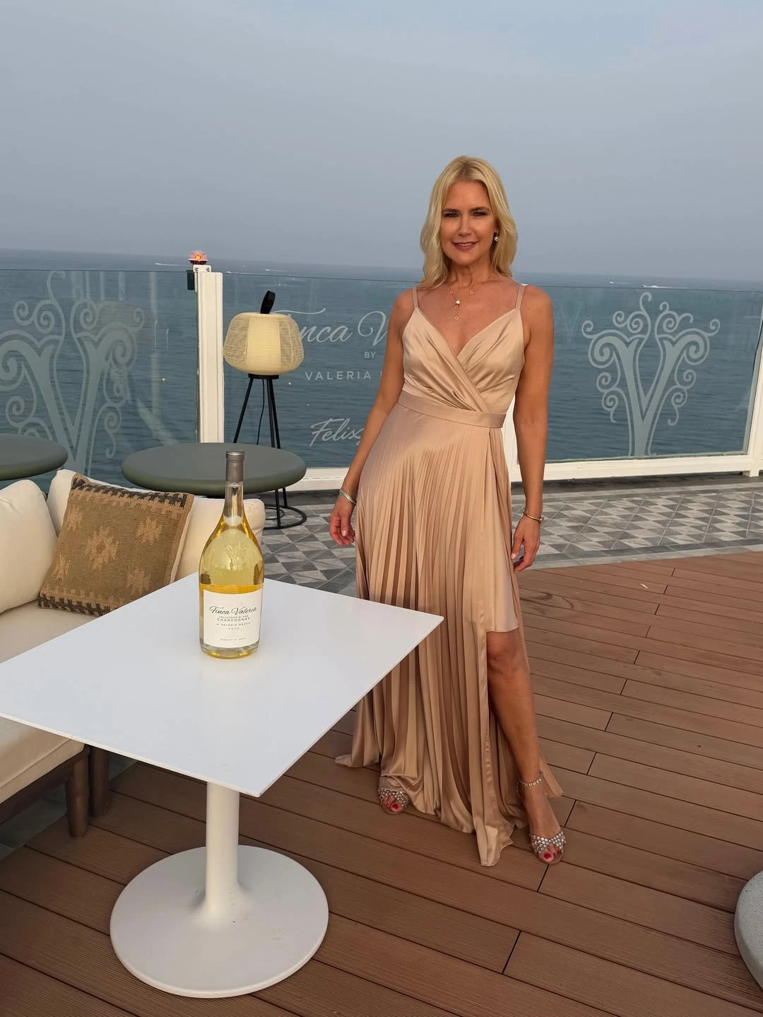 Valeria Mazza deslumbró con un sofisticado vestido plisado en el lanzamiento de su marca de vinos en Ibiza