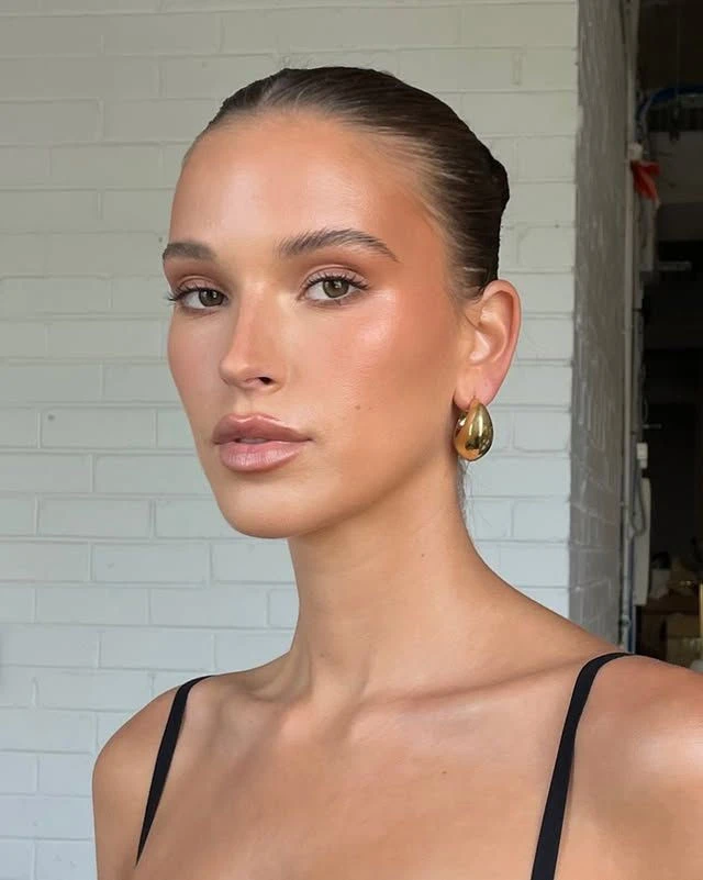La clave de este estilo está en lograr un brillo sutil que refleje la luz sin que la piel luzca grasosa. El resultado es un rostro fresco, uniforme y elegante, ideal tanto para el maquillaje de todos los días como para ocasiones especiales.
