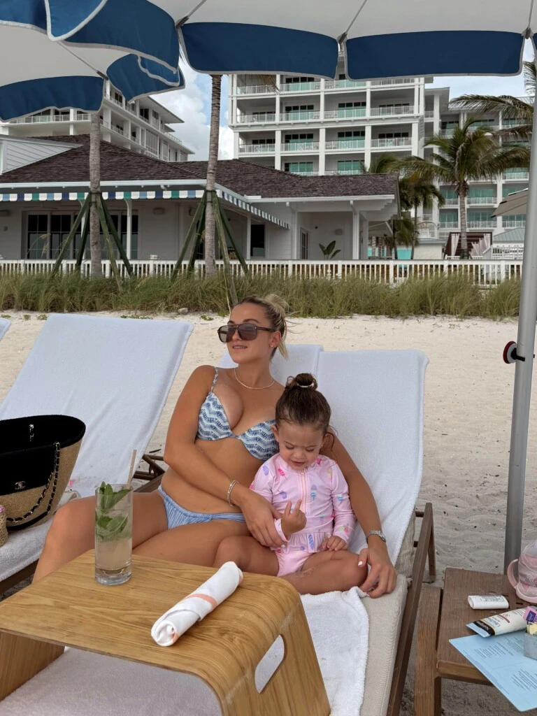 Sofía apostó por una bikini de dos piezas en tonos celeste y blanco con un delicado estampado de efecto acuarela. El corpiño con aro y breteles finos aportó estructura al diseño, mientras que la bombacha de tiro medio completó una silueta clásica y elegante.