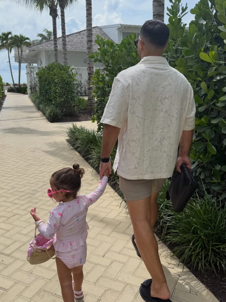 La pequeña completó el look con la parte inferior corta, que dejó sus piernas al descubierto, sandalias en el mismo tono rosa pastel y un pequeño rodete que acompañó la propuesta fresca y cómoda, en sintonía con el peinado de su mamá.