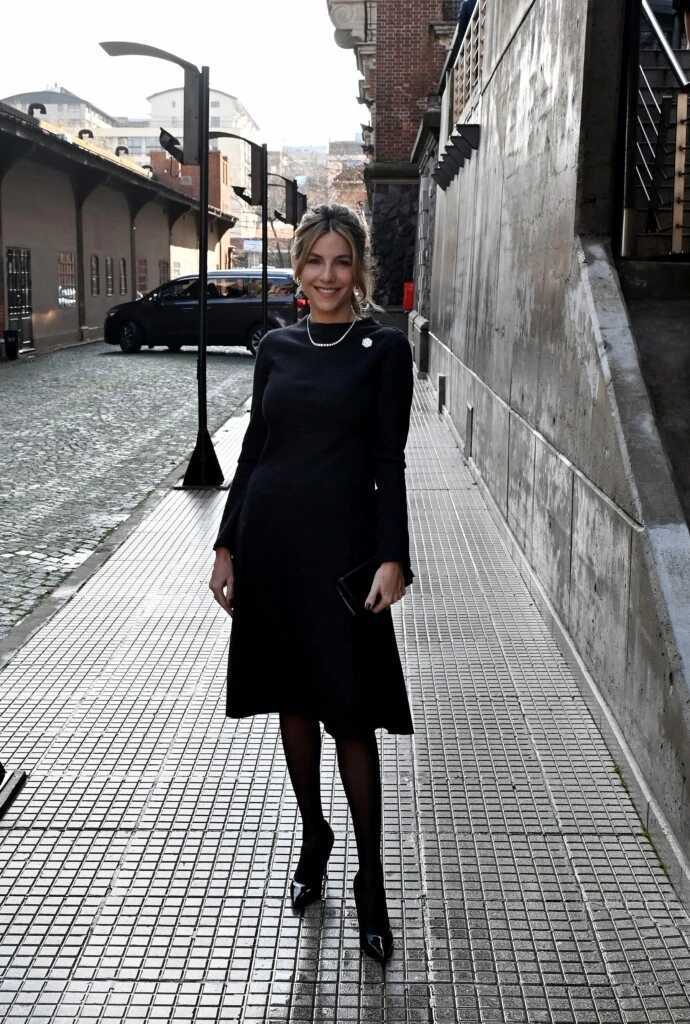 La primera dama porteña lució un vestido midi de silueta evasé confeccionado en un tejido de caída fluida que aportó movimiento y delicadeza. 