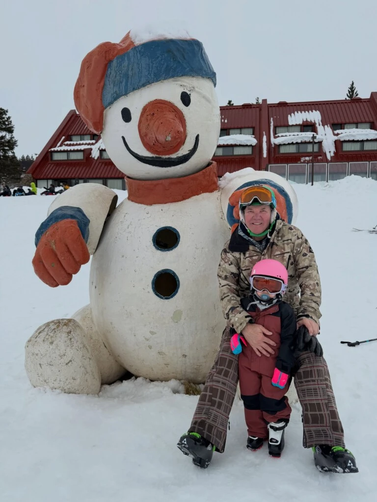 Para la aventura, Sarah lució un completo equipo de nieve compuesto por campera impermeable, abrigo tejido, pantalón térmico, guantes, casco y antiparras. 