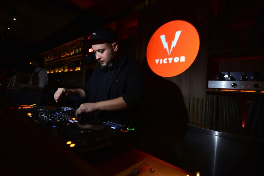 Se trató de un encuentro íntimo, atravesado por la música en vinilos, donde sonaron clásicos del funk, grandes éxitos del pop y los últimos hits del reggaetón, acompañados por exclusivos tragos de autor.